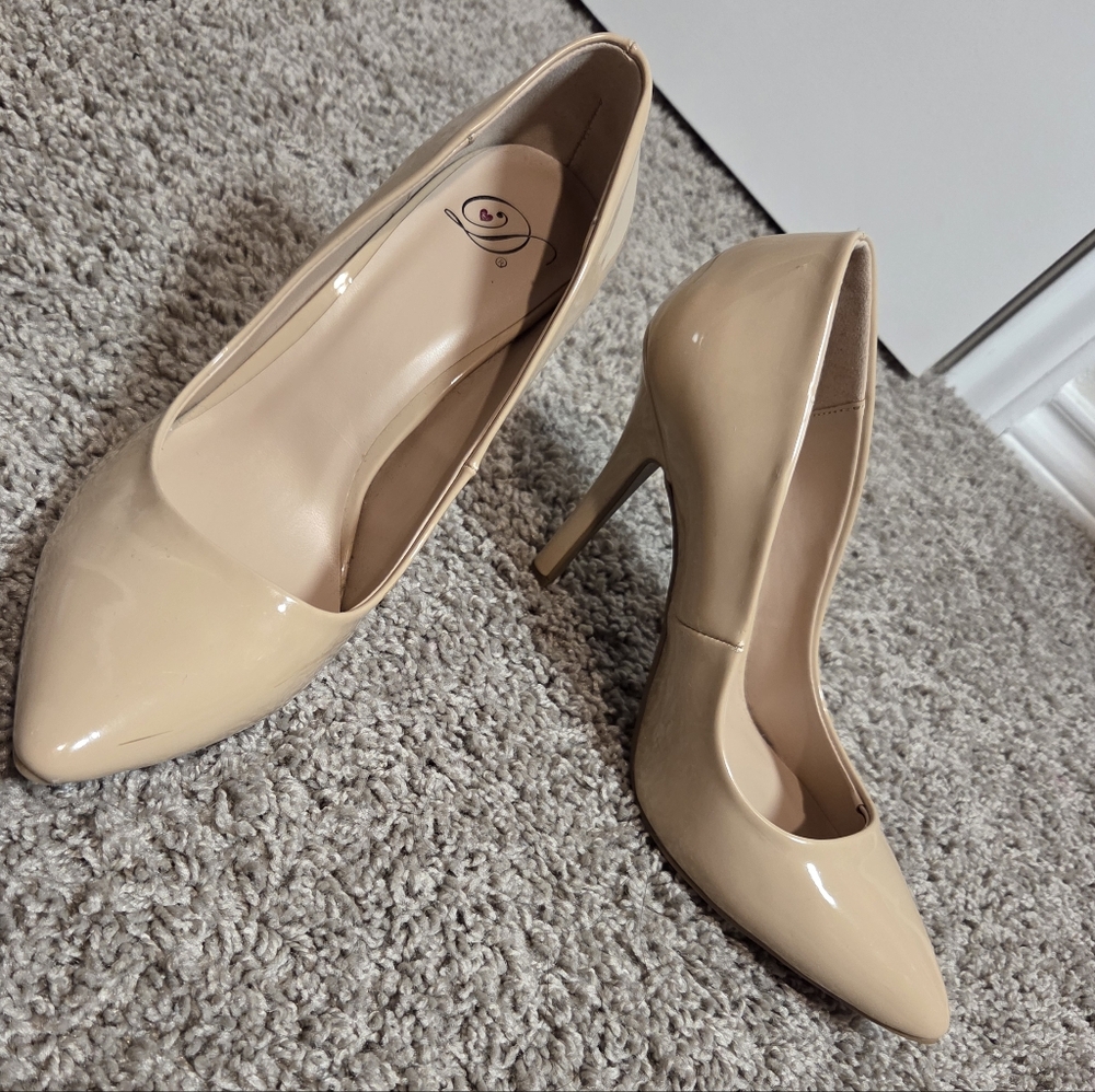 Classic Women's Patent Pointed-Toe Pumps in Nude